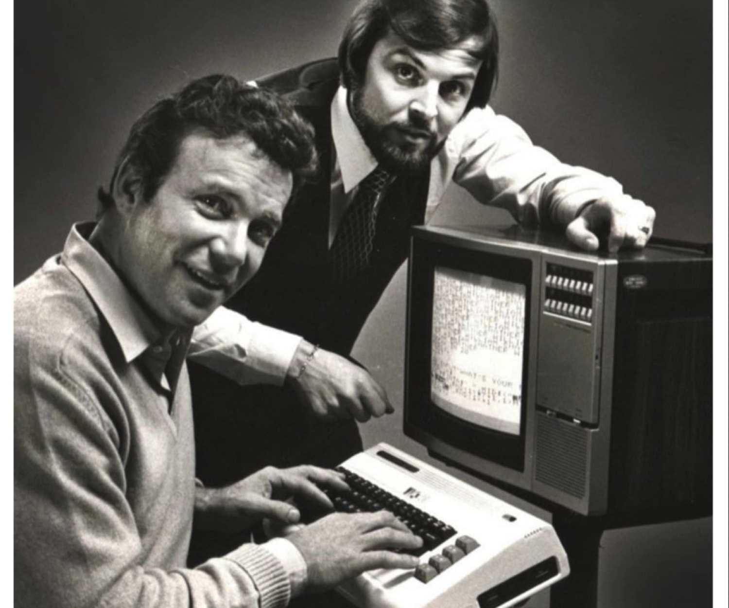 James T. Kirk, ovvero William Shatner seduto davanti a un preistorico pc portatile