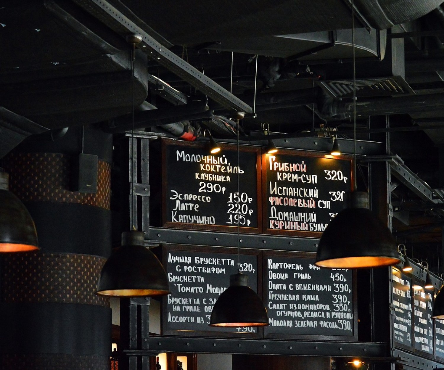 Il menù di un ristorante accoglie la clientela